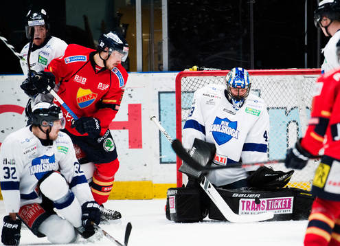 Mikael Ahlén ser hur Karlskogas målvakt Justin Pogge
