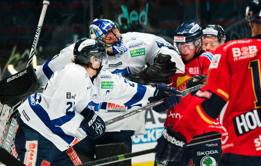 Karlskogas målvakt Justin Pogge ger Henrik Eriksson  en