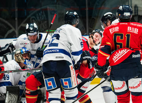 Dustin Johner  framför Karlskogas mål