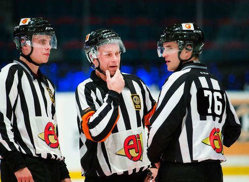 Domare Niclas Johansson (m) Tobias Nordlander, och Johan