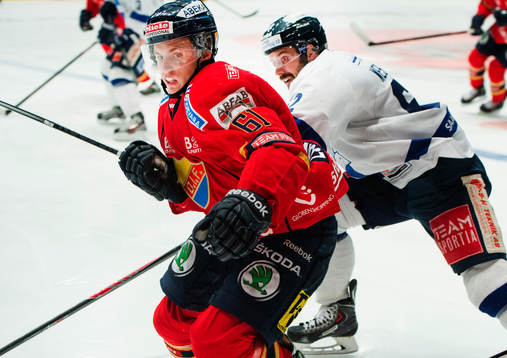 Markus Ljungh  jagas av Karlskogas Daniel Wessner
