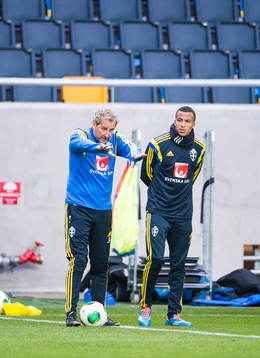 Förbundskapten Erik Hamrén pratar med Martin Olsson innan
