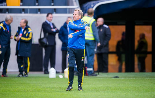 Kyligt på arenan med öppet tak, förbundskapten Erik