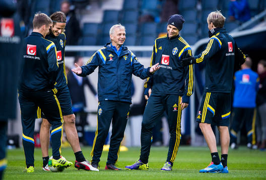 Landslagschefen Lars Richt underhåller Pontus Wernbloom,