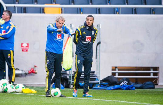 Förbundskapten Erik Hamrén pratar med Martin Olsson innan