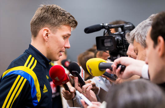 Pontus Wernbloom i mixed zone innan Sveriges träning