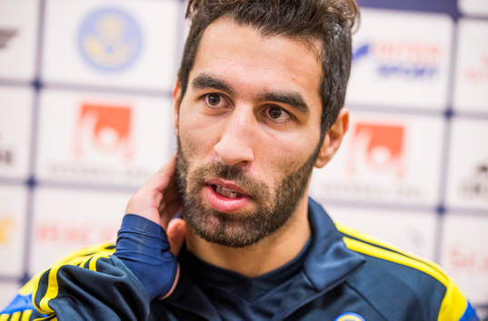 Jimmy Durmaz i mixed zone innan Sveriges träning