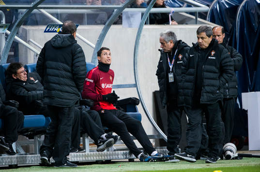 Cristiano Ronaldo kollar in arenan