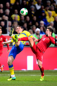 Sveriges Kim Källström i kamp om bollen med Portugals