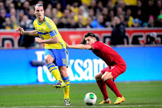 Sveriges Zlatan Ibrahimovic i kamp om bollen med Portugals