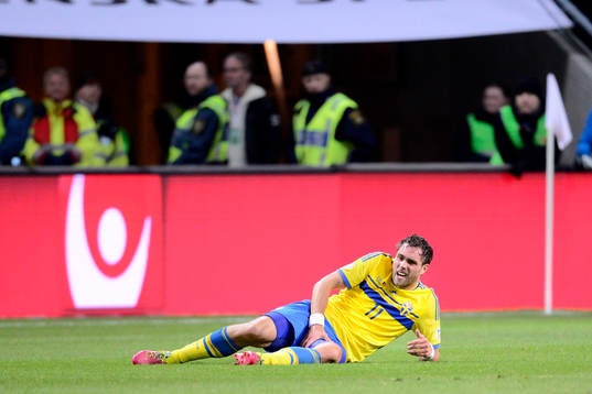 Sveriges Johan Elmander tar sig för låret