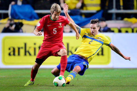 Portugals Fabio Coentrâo och Sveriges Mikael Lustig