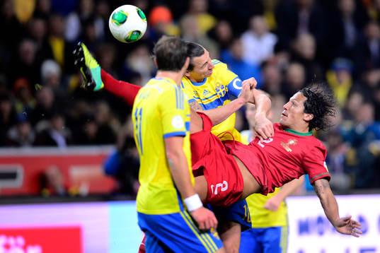 Sveriges Zlatan Ibrahimovic och Portugals Bruno Alves