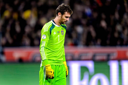 Sveriges målvakt Andreas Isaksson deppar