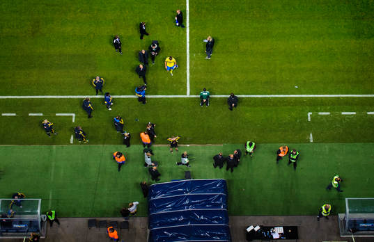 Sveriges Zlatan Ibrahimovic lämnar planen