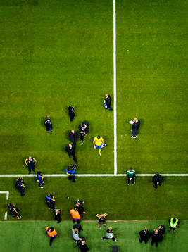 Sveriges Zlatan Ibrahimovic lämnar planen