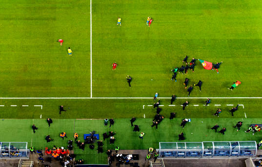 Portugals spelare stormar planen