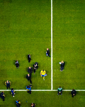 Sveriges Zlatan Ibrahimovic lämnar planen