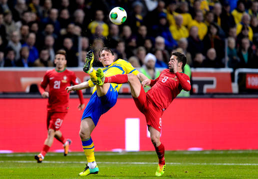 Sveriges Kim Källström och Portugals Joâo Moutinho
