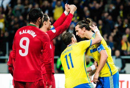 Johan Elmander  och Zlatan Ibrahimovic  jublar