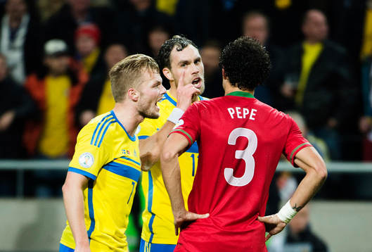 Sebastian Larsson och Johan Elmander protesterar mot Pepe