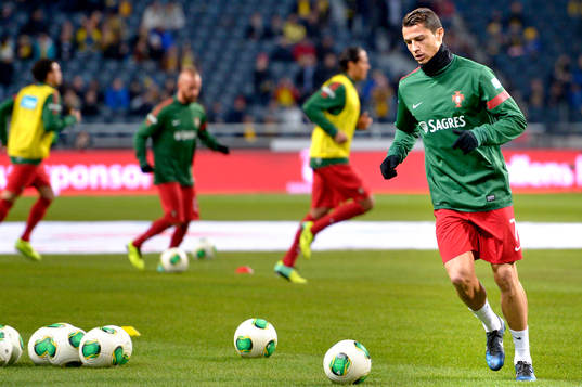 Portugals Cristiano Ronaldo värmer upp