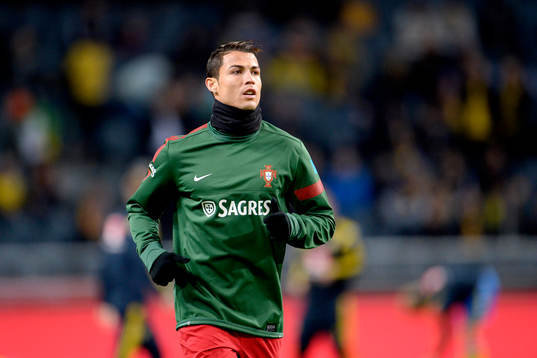 Portugals Cristiano Ronaldo värmer upp