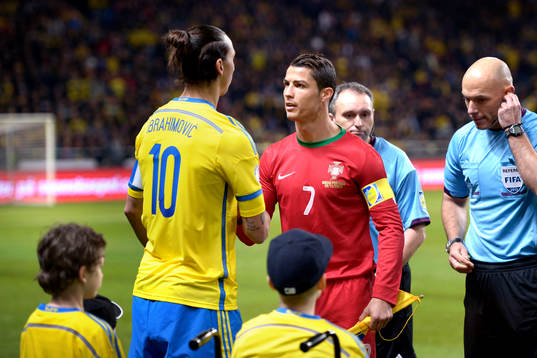 Sveriges Zlatan Ibrahimovic hälsar på Portugals Cristiano