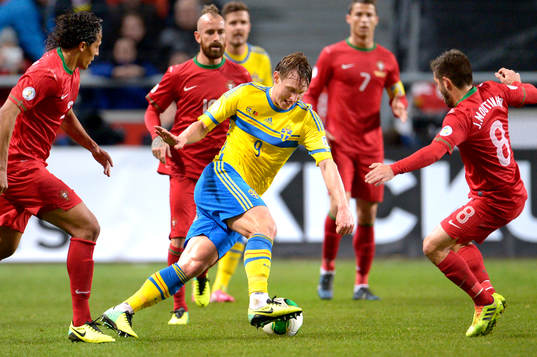 Sveriges Kim Källström dribblar