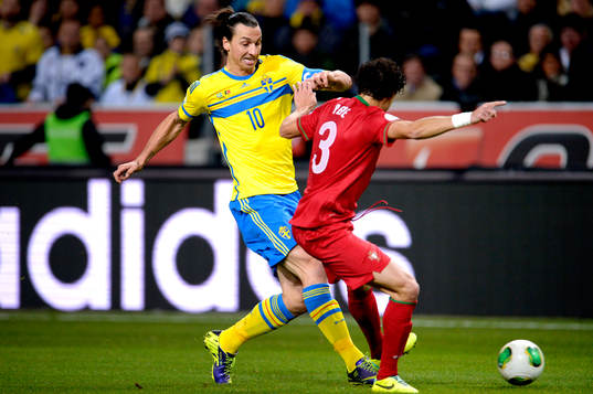 Sveriges Zlatan Ibrahimovic utmanar Portugals Pepe