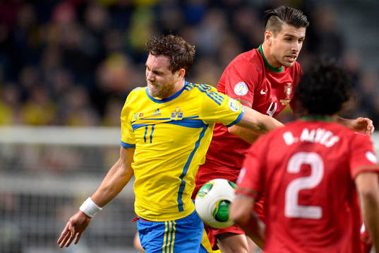 Sveriges Johan Elmander och Portugals Miguel Veloso