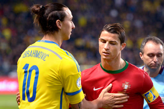 Sveriges Zlatan Ibrahimovic hälsar på Portugals Cristiano