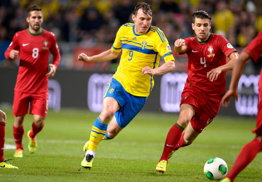 Sveriges Kim Källström jagar Portugals Miguel Veloso