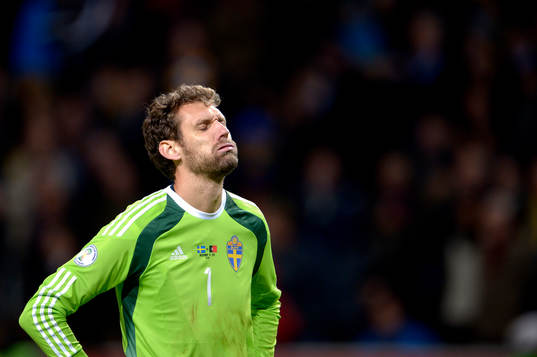 Sveriges målvakt Andreas Isaksson deppar