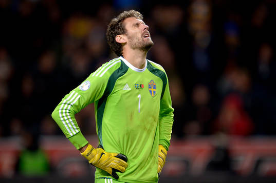 Sveriges målvakt Andreas Isaksson deppar