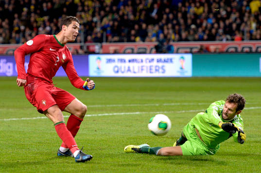 Portugals Cristiano Ronaldo skjuter in 2-3 bakom Sveriges