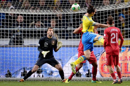 Sveriges Zlatan Ibrahimovic nickar in 1-1