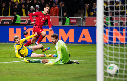 Sveriges Mikael Antonsson och målvakt Andreas Isaksson ser