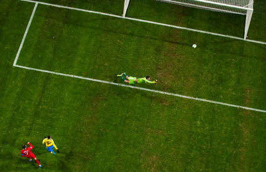 Portugals Cristiano Ronaldo skjuter in 0-1 bakom Sveriges