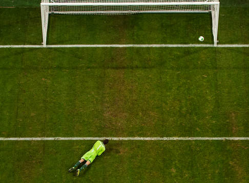 Sveriges målvakt Andreas Isaksson deppar