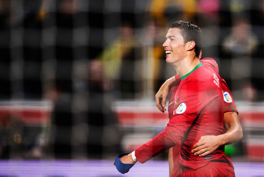 Portugals Cristiano Ronaldo och Miguel Veloso jublar