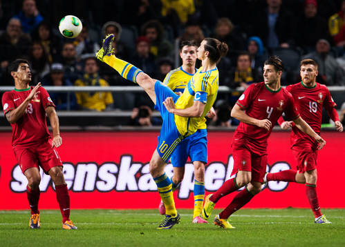 Sveriges Zlatan Ibrahimovic utmanar Portugals Ricardo