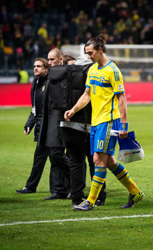 Sveriges Zlatan Ibrahimovic lämnar planen med sitt pris
