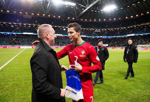 Ulf Kinneson, vd Intersport, delar ut pris till matchens
