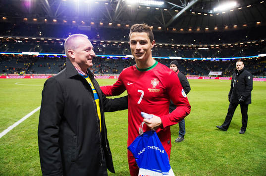 Ulf Kinneson, vd Intersport, delar ut pris till matchens