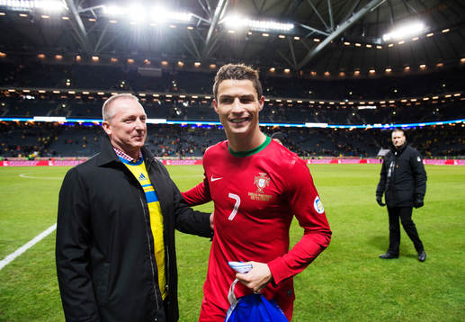 Ulf Kinneson, vd Intersport, delar ut pris till matchens