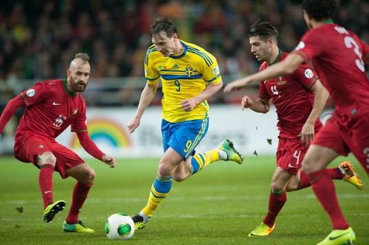 Sveriges Kim Källström i playoff-matchen i VM-kvalet