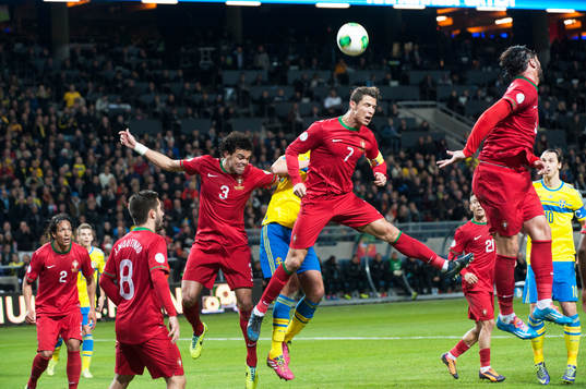 Portugals Cristiano Ronaldo nickar undan en hörna i