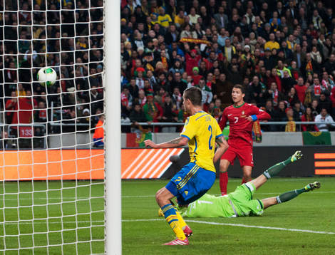 Portugals Cristiano Ronaldo rundar Andreas Isaksson och