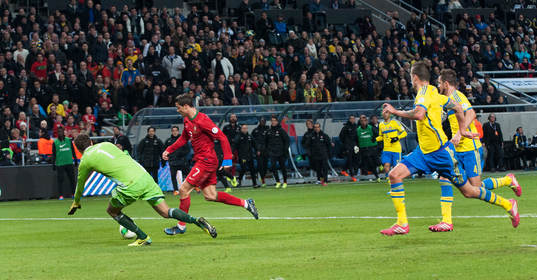 Portugals Cristiano Ronaldo rundar Andreas Isaksson och